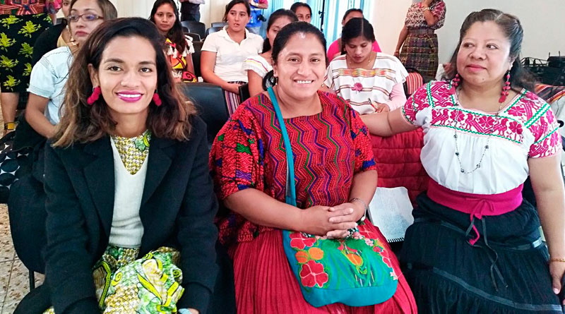 mujeres de guatemala sentadas