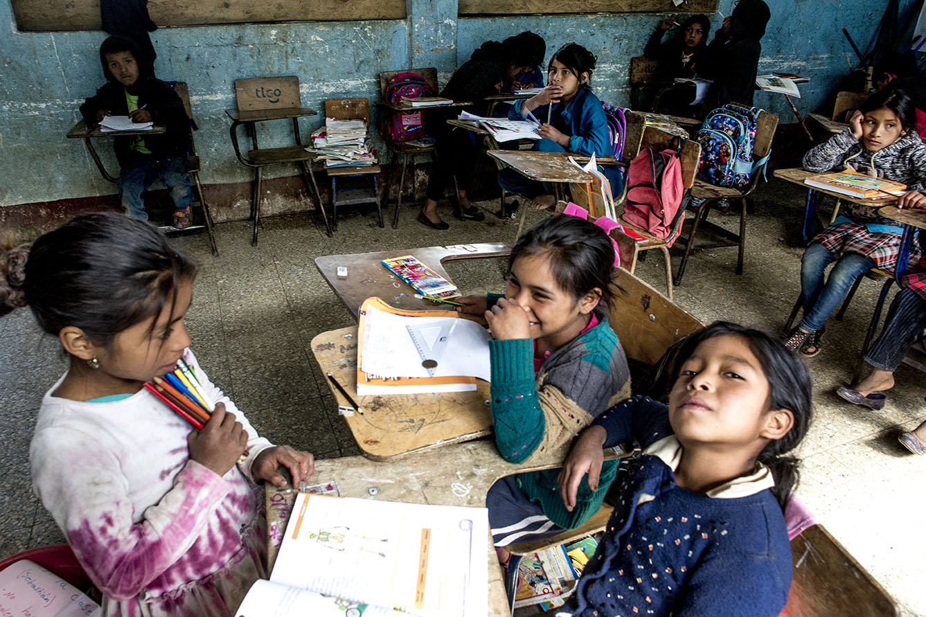 ninas de Guatemala en salón de clases