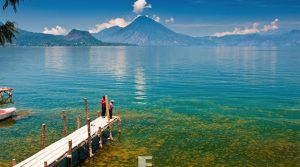 vista del lago Atitlán con dos personas