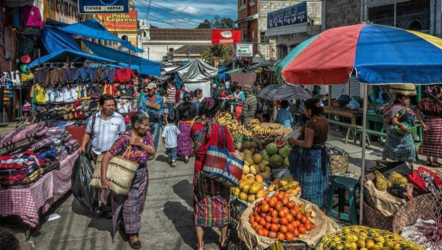 Traditional market in Momostenango, Guatemala, connecting local producers, traders and regional food culture